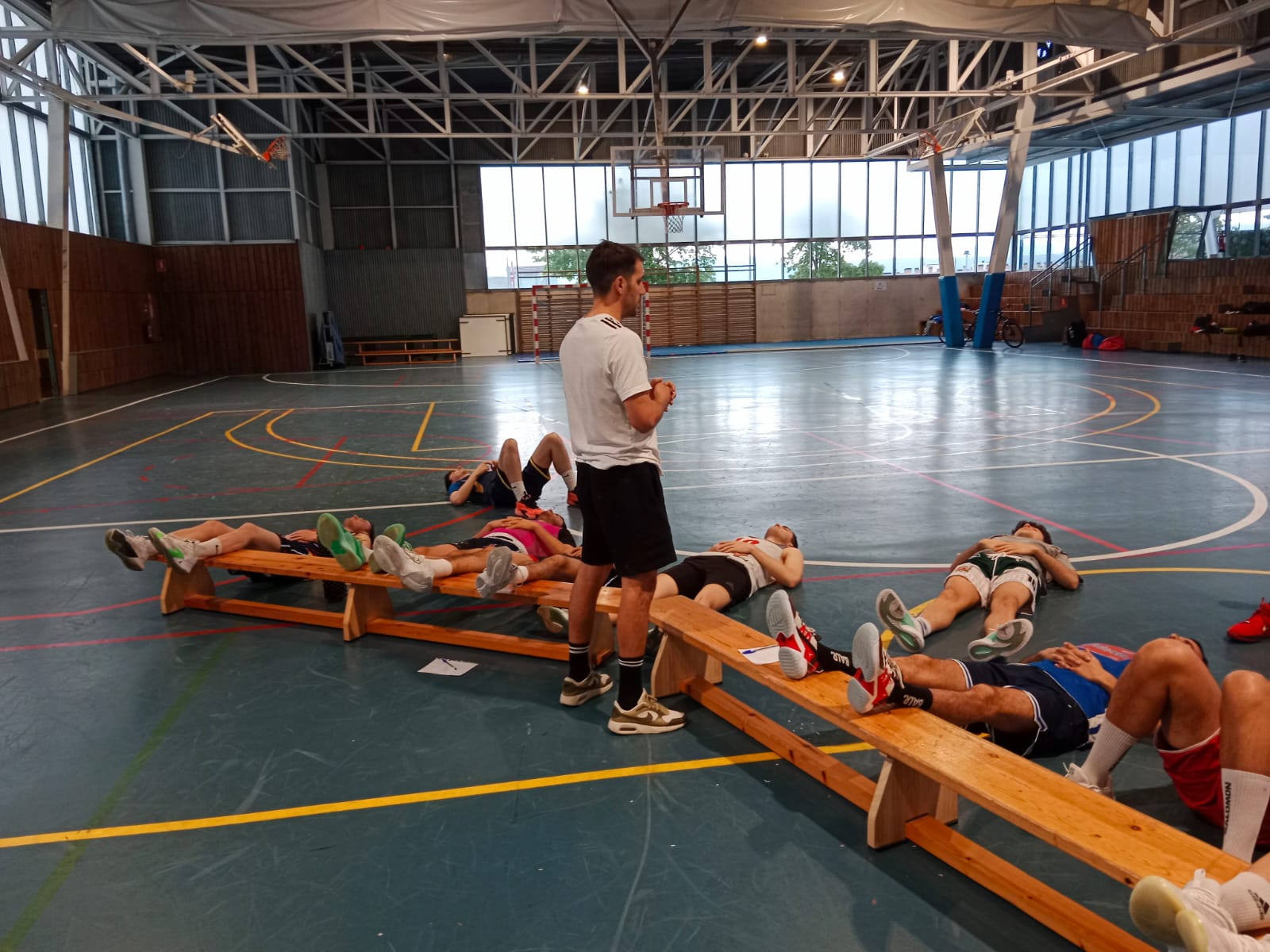Sesión de trabajo con un equipo en la cancha