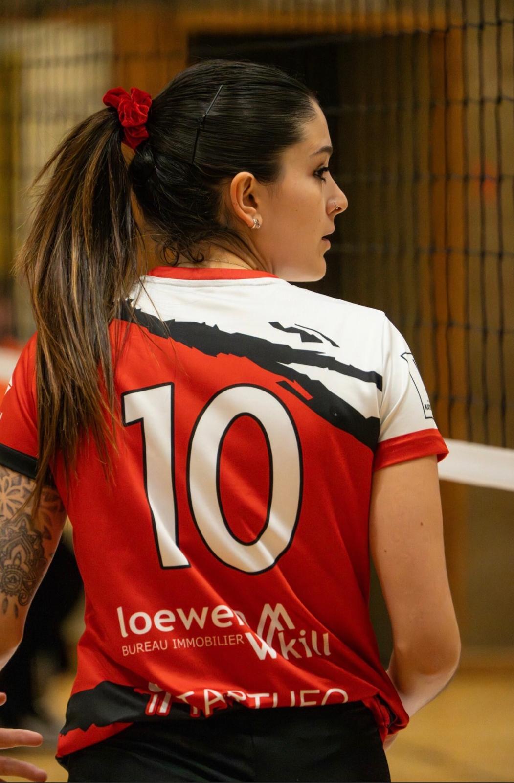 Paula Verardo de espaldas con el número 10